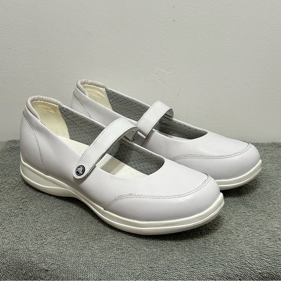 Crocs Leather Saffron Mary Jane Professional Nurse Work Shoes - Picture 1 of 11